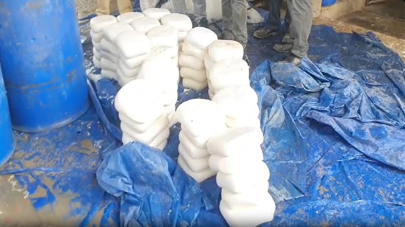 Đột kích một cơ sở khả nghi, phanh phui đường dây sản xuất sữa và phô mai giả, tịch thu 6 tấn sản phẩm pha hóa chất - Ảnh 1