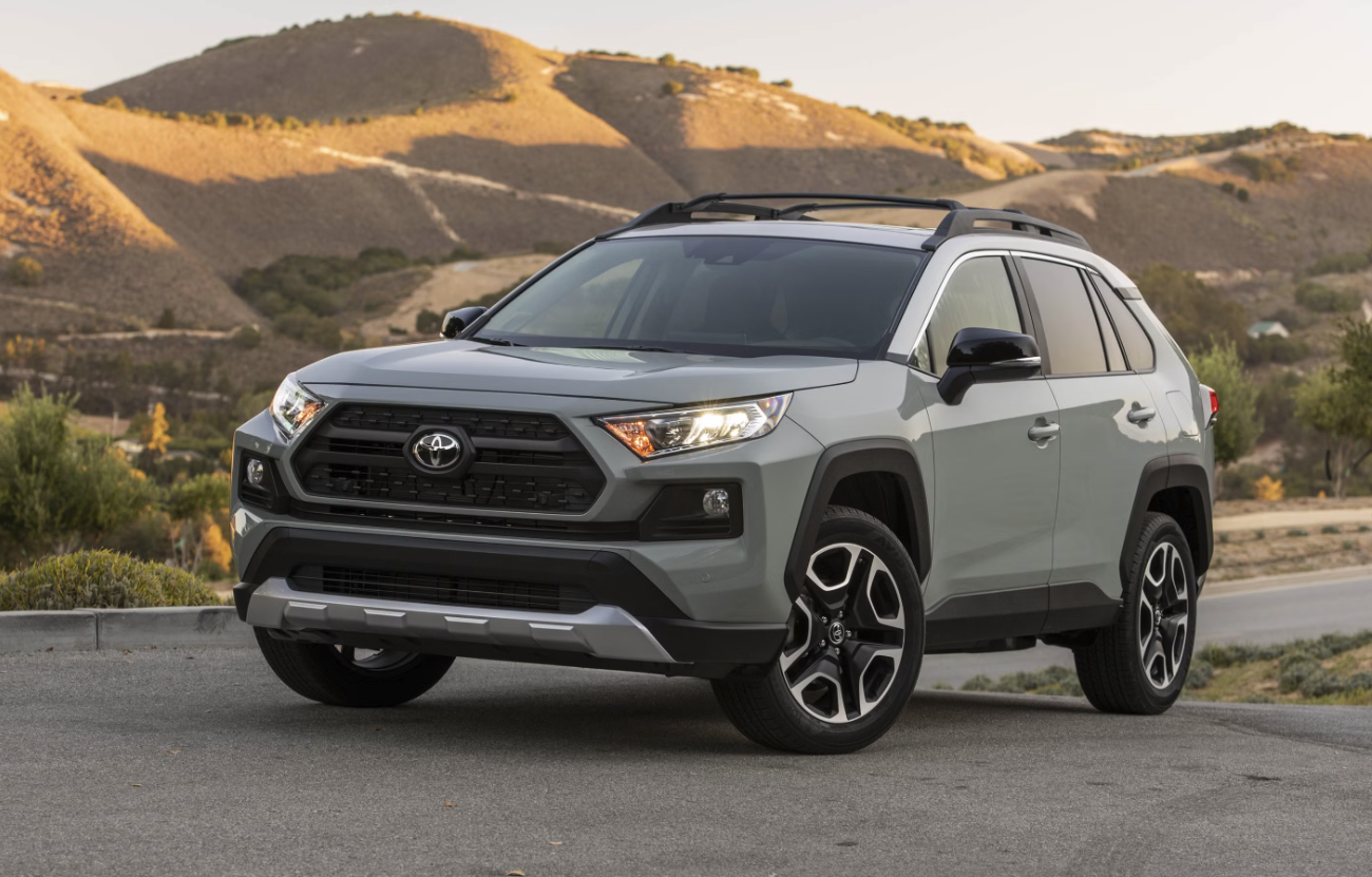 Toyota chiếm một nửa xe bán chạy nhất thế giới: Doanh số Corolla Cross tăng khủng nhất, Hilux bán ít ở Việt Nam nhưng leo top toàn cầu - Ảnh 1