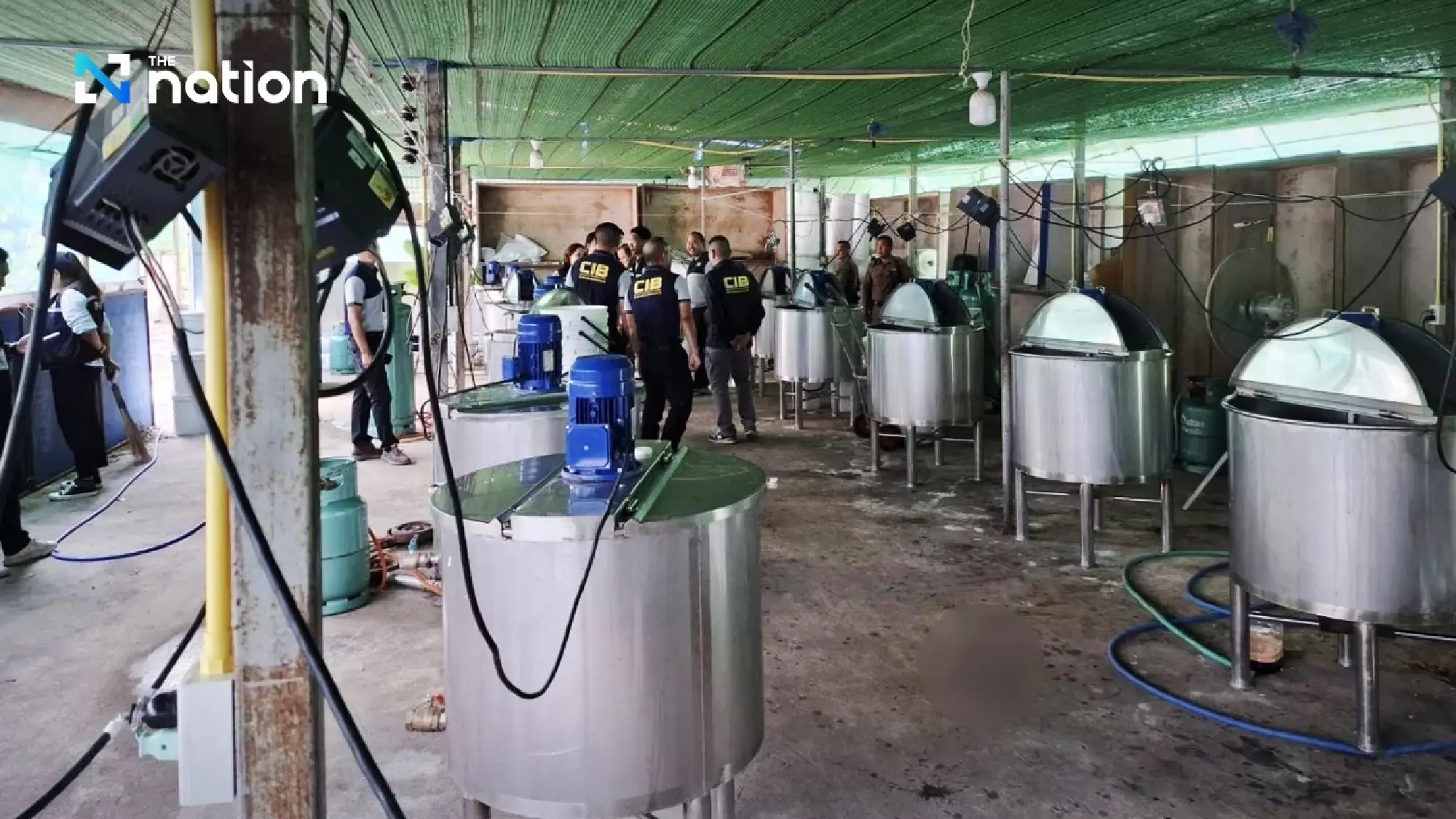 Nhận tin mật rồi đột kích xưởng sản xuất quy mô lớn: Cảnh sát tịch thu 172.000 chai siro ho giả, trị giá hơn 16 tỉ đồng - Ảnh 1