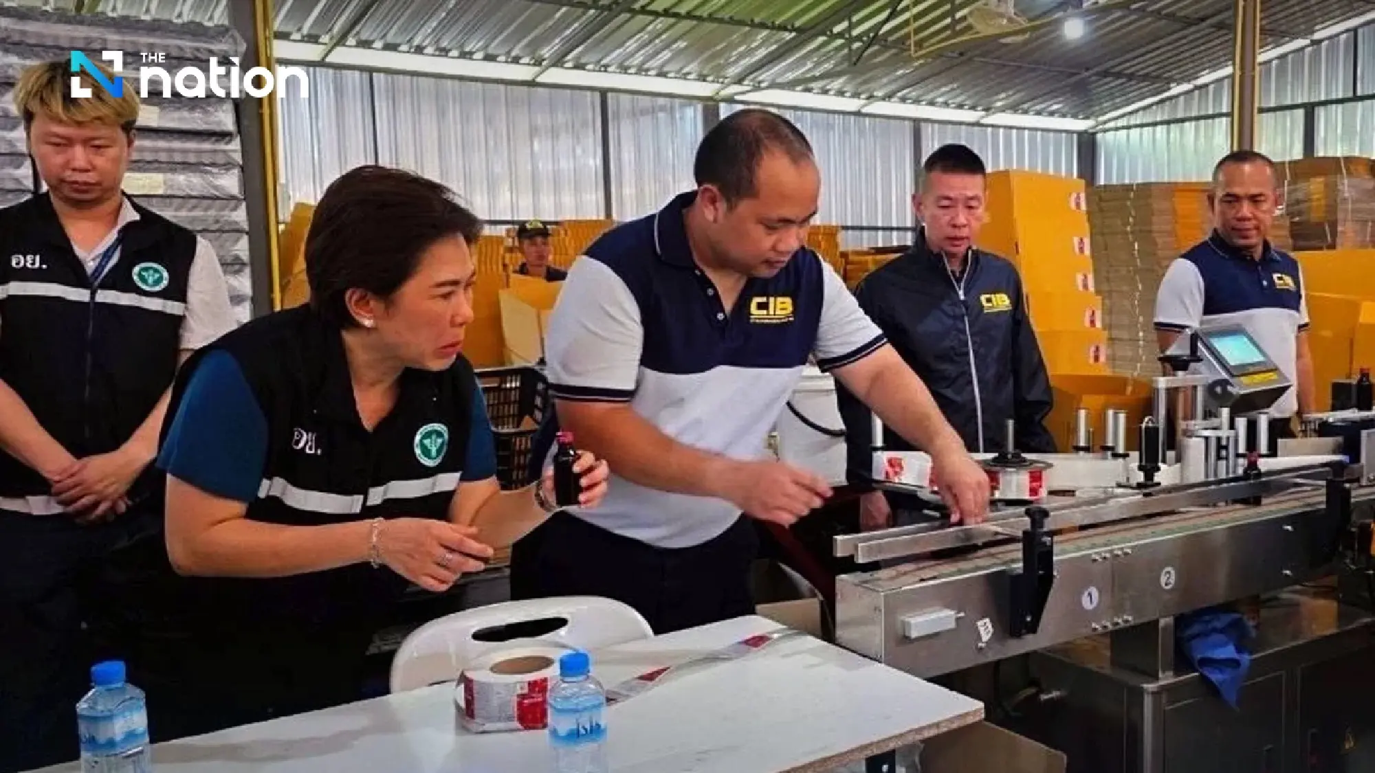 Nhận tin mật rồi đột kích xưởng sản xuất quy mô lớn: Cảnh sát tịch thu 172.000 chai siro ho giả, trị giá hơn 16 tỉ đồng - Ảnh 2