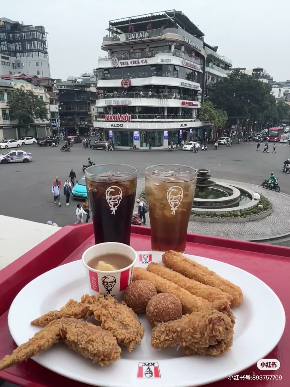 Khách Trung hết lời khen hàng KFC view "độc nhất vô nhị" ở Hà Nội, ai ngờ lại có chi tiết dở khóc dở cười - Ảnh 1