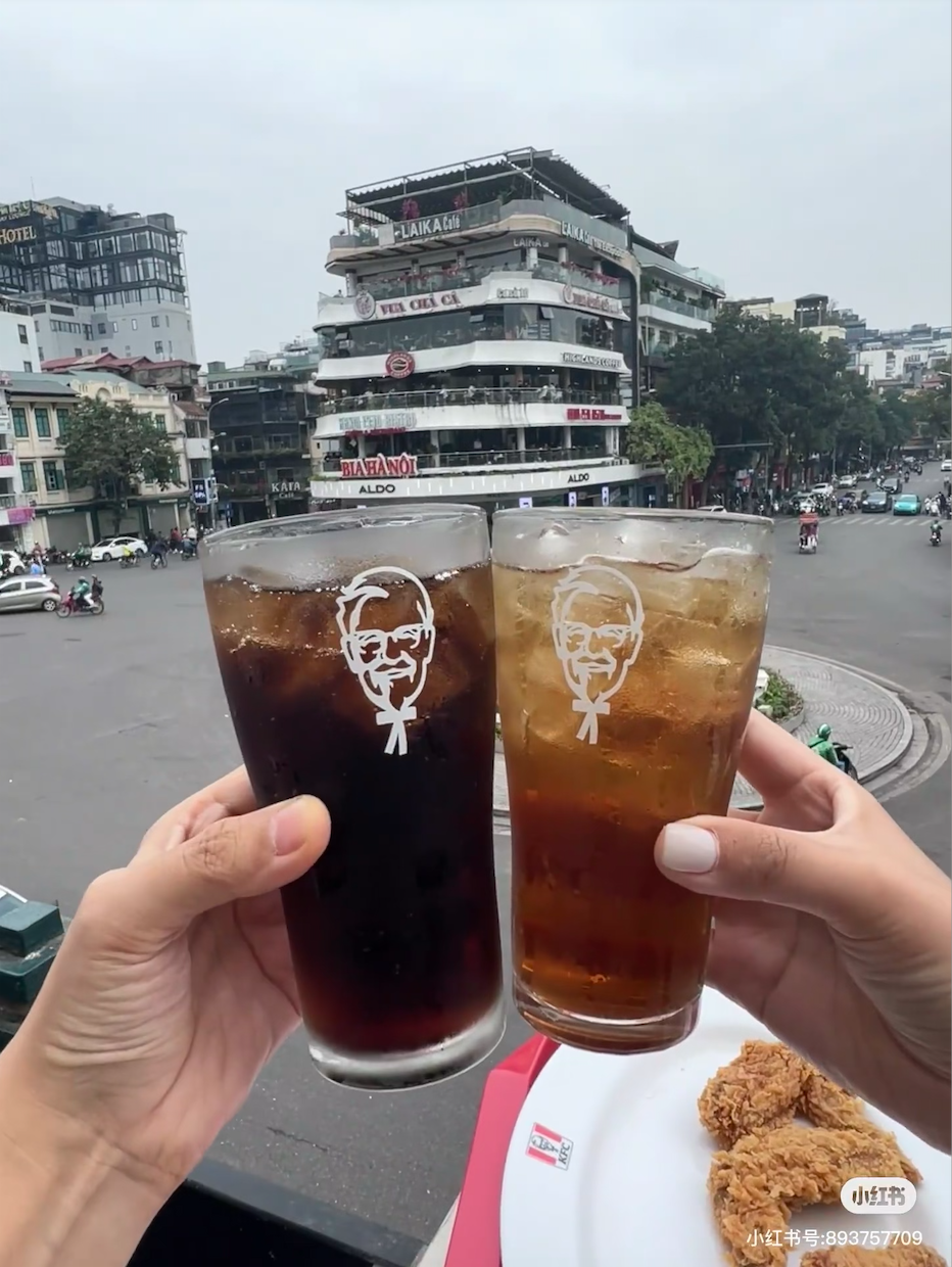 Khách Trung hết lời khen hàng KFC view "độc nhất vô nhị" ở Hà Nội, ai ngờ lại có chi tiết dở khóc dở cười - Ảnh 2