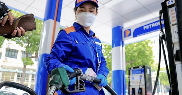 Giá xăng 24/7: Giảm còn 19.279 đồng/lít từ 15h