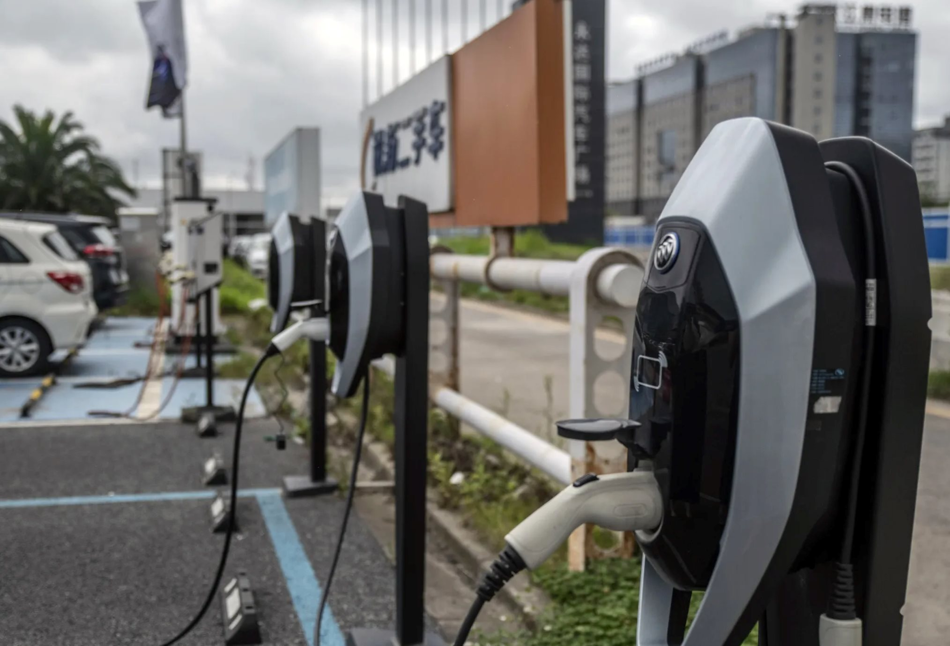 Quốc gia châu Á là 'vua trạm sạc xe điện': Nhiều gấp 9 lần Mỹ, chênh lệch hàng chục lần so với châu Âu, mạng lưới sạc siêu nhanh gây 'sốc' - Ảnh 1