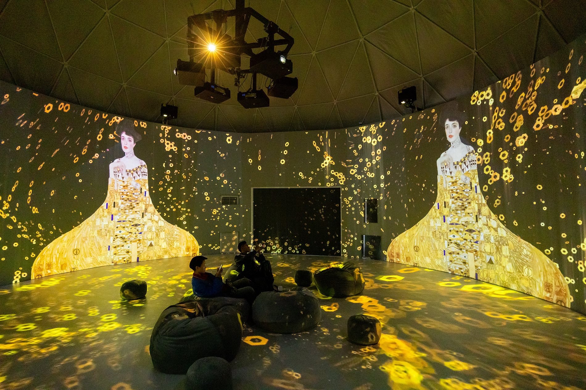 Jeep và danh họa Gustav Klimt phối hợp tổ chức triển lãm nghệ thuật đặc biệt - Ảnh 2