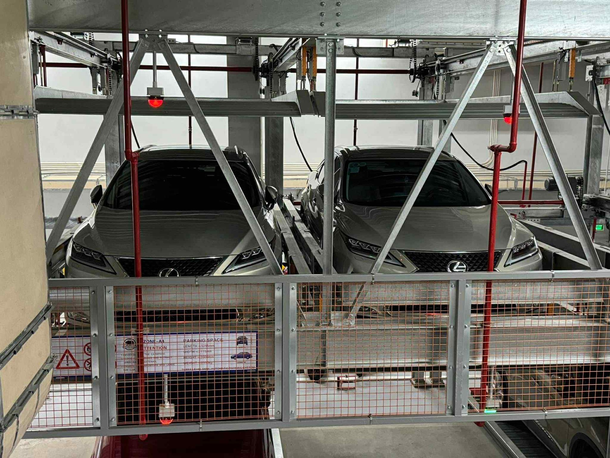 Showroom xe Việt tìm đủ cách chống bão Wipha: Có nơi mang xe đi trốn, nơi khác thuê vài container chắn cửa - Ảnh 5