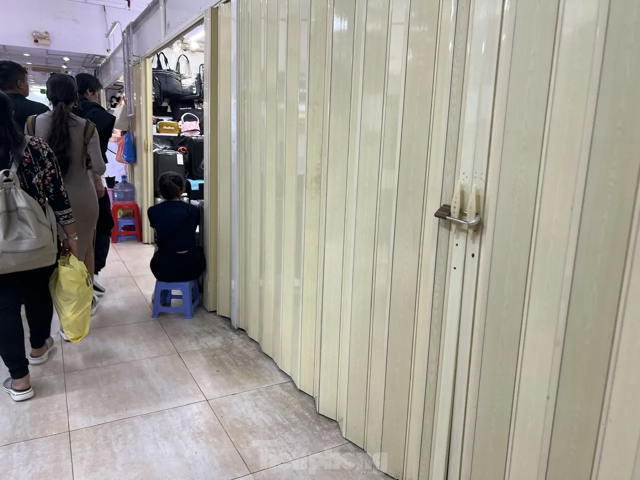 Cửa khép, hàng ra sau tấm ảnh: Mua bán kiểu 'chỉ có ở Saigon Square' - Ảnh 2