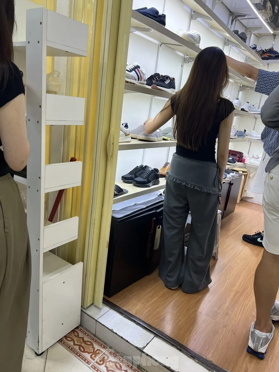 Cửa khép, hàng ra sau tấm ảnh: Mua bán kiểu 'chỉ có ở Saigon Square' - Ảnh 6