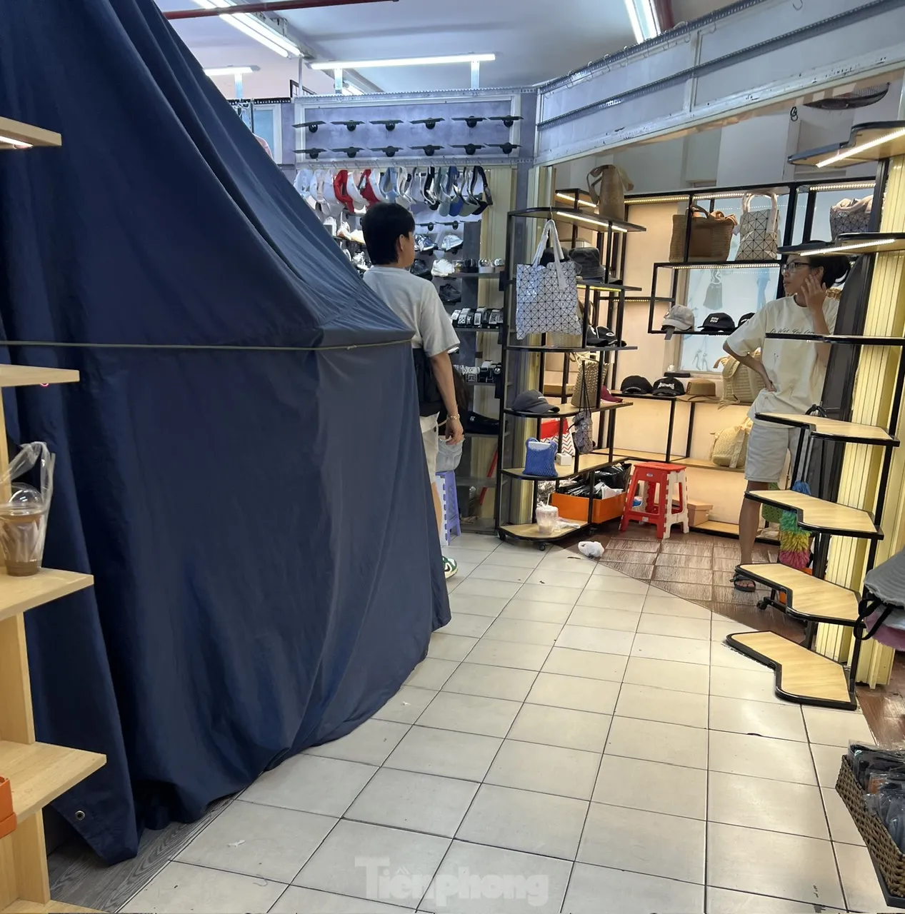 Cửa khép, hàng ra sau tấm ảnh: Mua bán kiểu 'chỉ có ở Saigon Square' - Ảnh 1