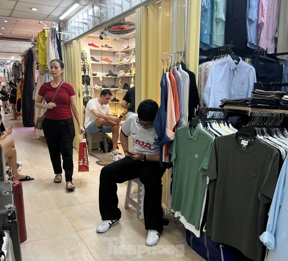 Cửa khép, hàng ra sau tấm ảnh: Mua bán kiểu 'chỉ có ở Saigon Square' - Ảnh 3