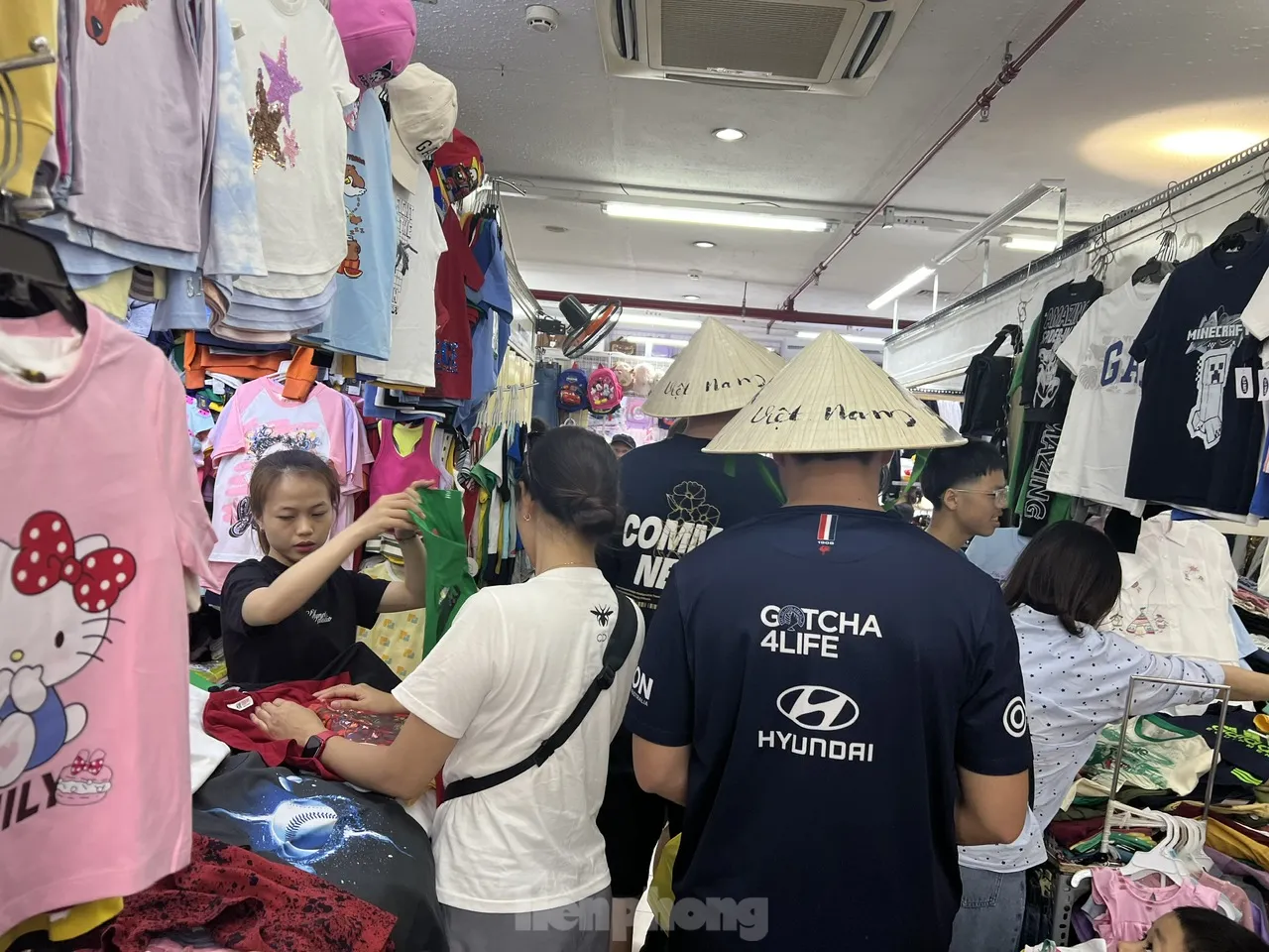 Cửa khép, hàng ra sau tấm ảnh: Mua bán kiểu 'chỉ có ở Saigon Square' - Ảnh 5