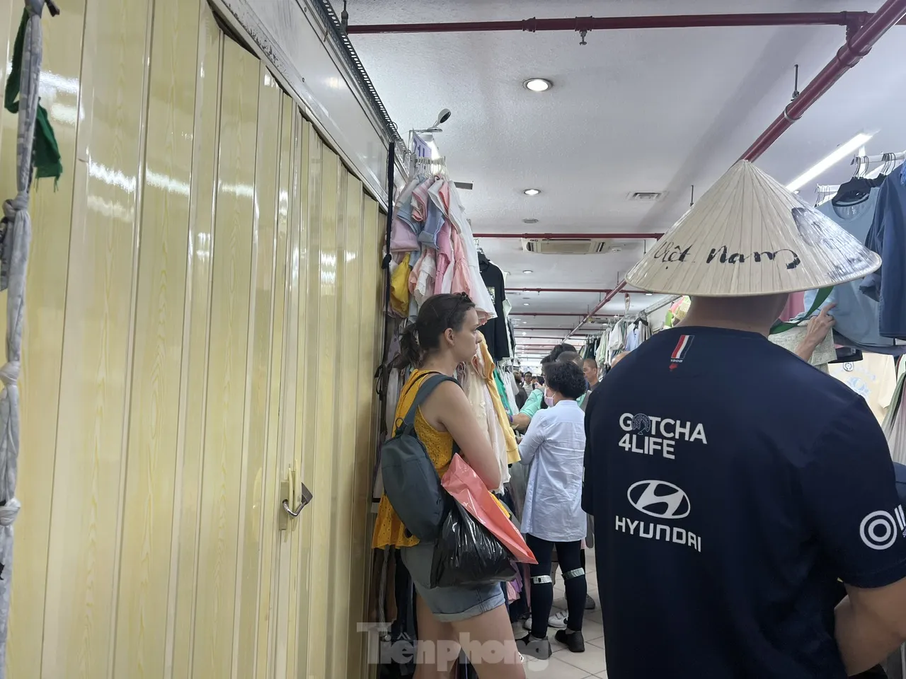 Cửa khép, hàng ra sau tấm ảnh: Mua bán kiểu 'chỉ có ở Saigon Square' - Ảnh 4