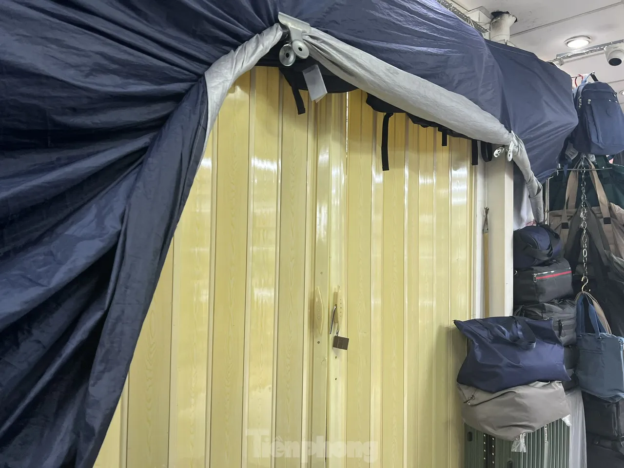 Cửa khép, hàng ra sau tấm ảnh: Mua bán kiểu 'chỉ có ở Saigon Square' - Ảnh 8