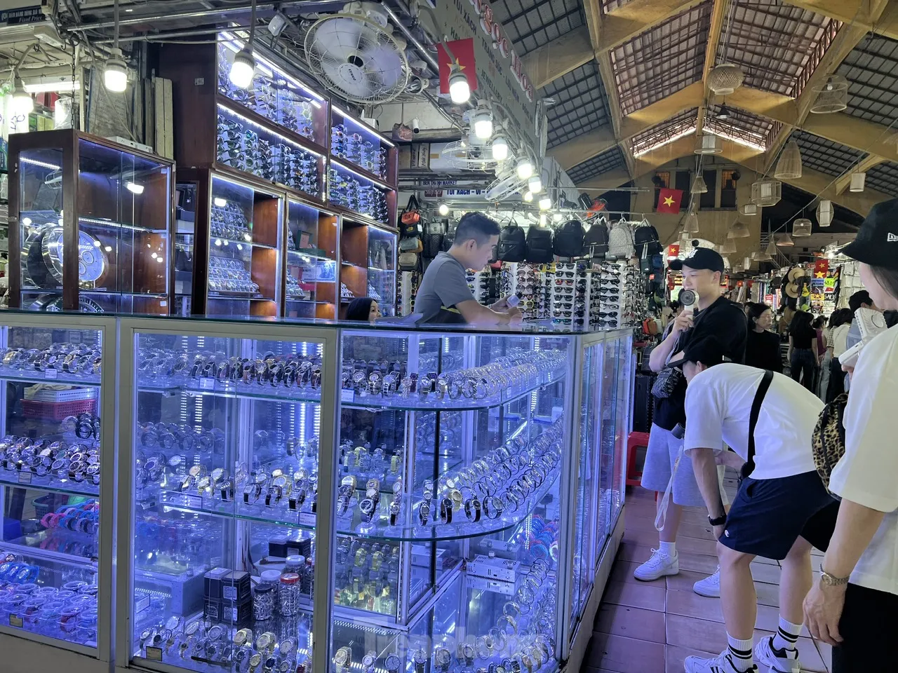 Cửa khép, hàng ra sau tấm ảnh: Mua bán kiểu 'chỉ có ở Saigon Square' - Ảnh 10