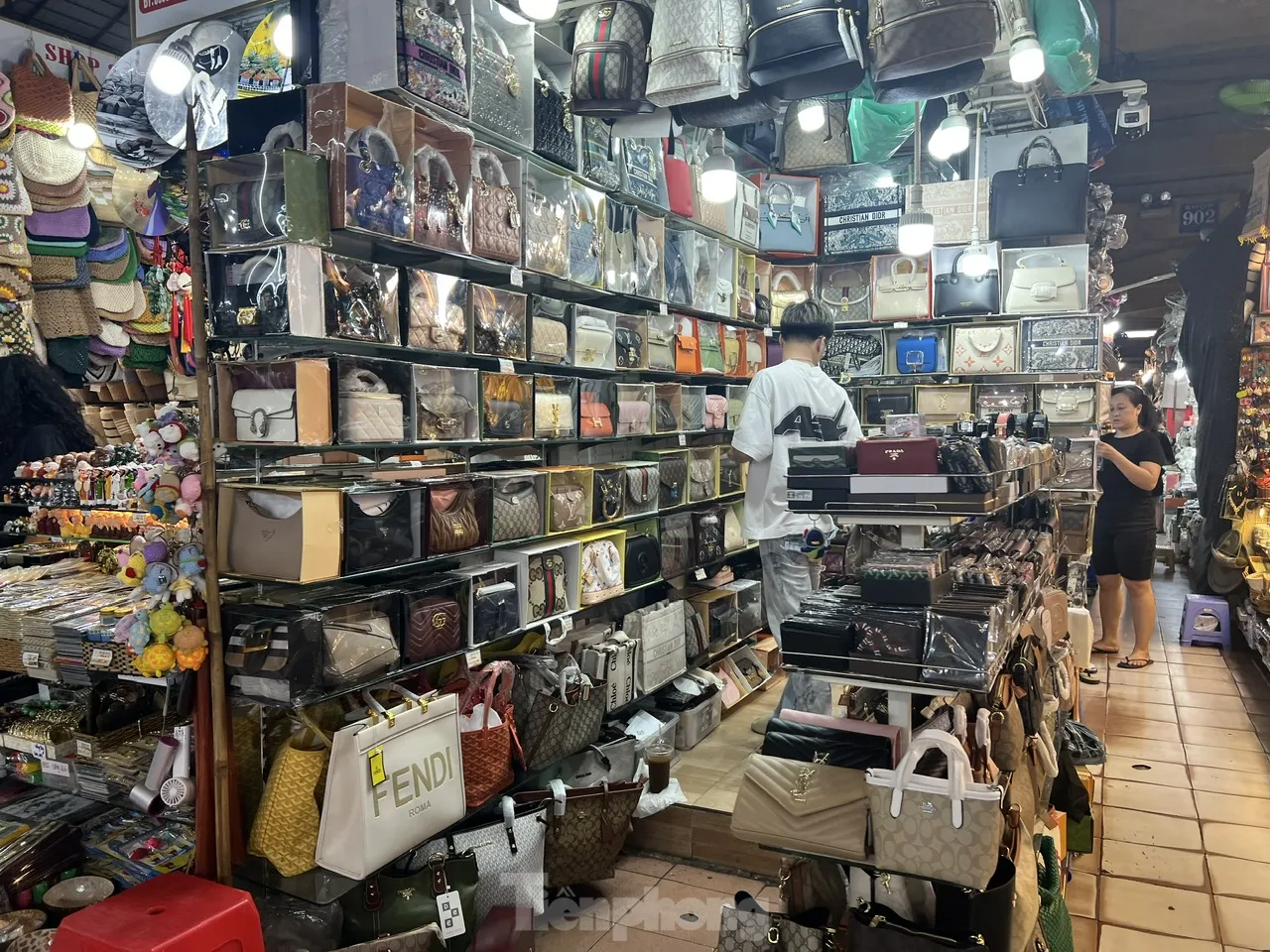 Cửa khép, hàng ra sau tấm ảnh: Mua bán kiểu 'chỉ có ở Saigon Square' - Ảnh 9