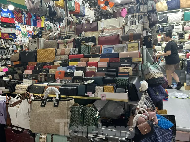 Những kẽ hở tạo ‘thiên đường lợi nhuận’ cho hàng giả, hàng nhái - Ảnh 4