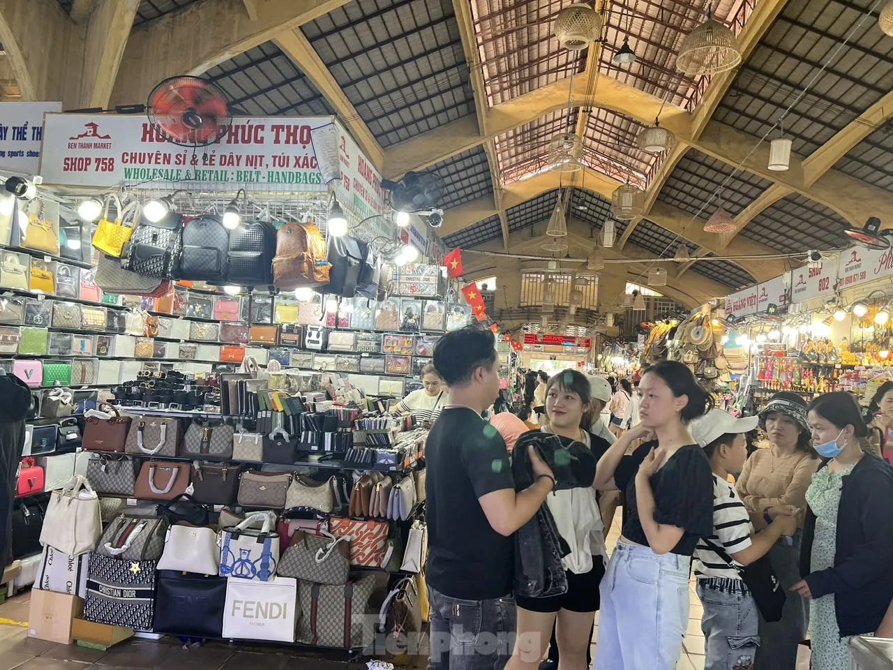 Cửa khép, hàng ra sau tấm ảnh: Mua bán kiểu 'chỉ có ở Saigon Square' - Ảnh 12