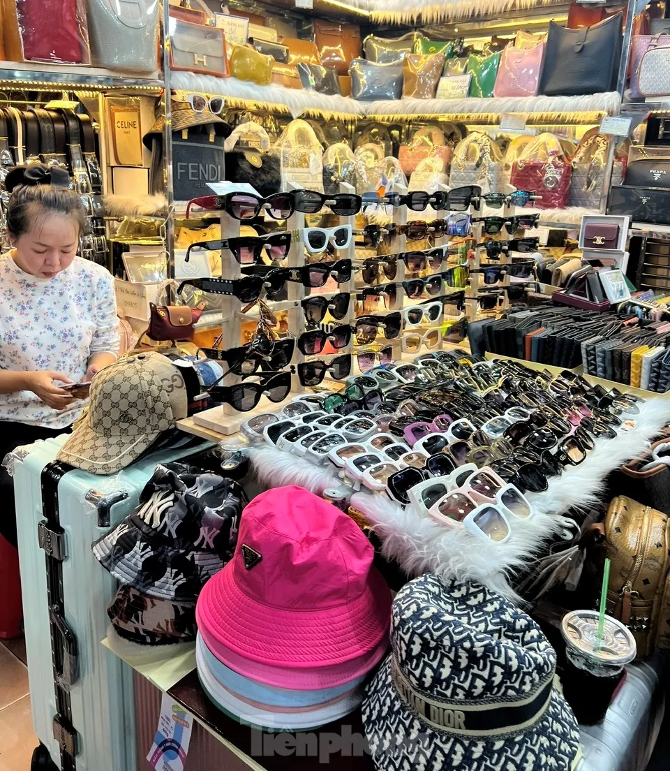 Cửa khép, hàng ra sau tấm ảnh: Mua bán kiểu 'chỉ có ở Saigon Square' - Ảnh 11