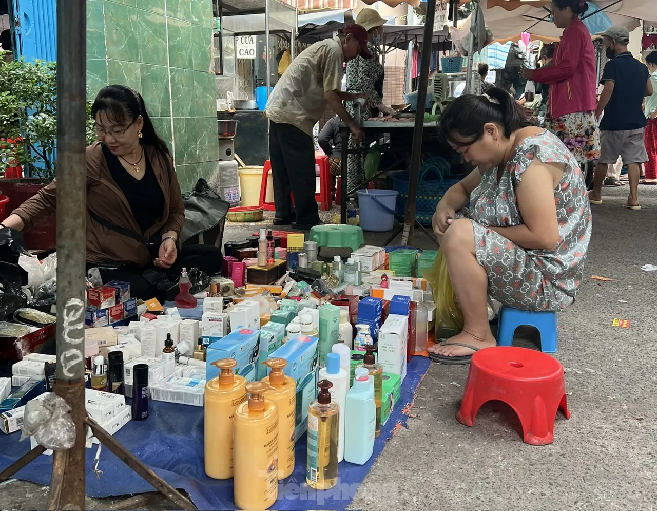 Bất ngờ 'hàng hiệu' vài chục ngàn đồng tràn lan chợ, 'mua nhiều còn được giảm giá' - Ảnh 4