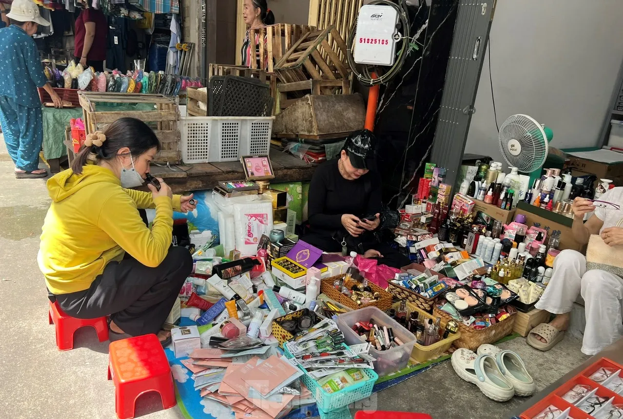 Bất ngờ 'hàng hiệu' vài chục ngàn đồng tràn lan chợ, 'mua nhiều còn được giảm giá' - Ảnh 3
