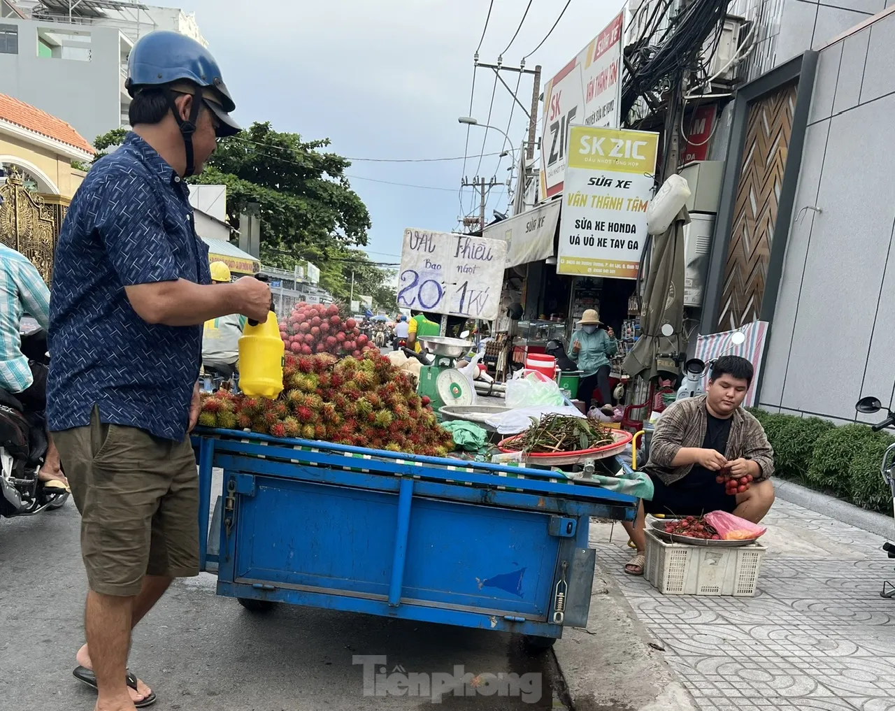 Vải thiều đại hạ giá tại TPHCM - Ảnh 6