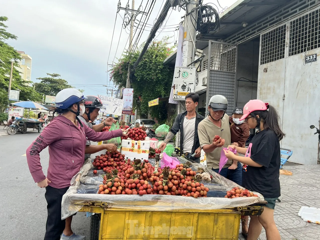 Vải thiều đại hạ giá tại TPHCM - Ảnh 2