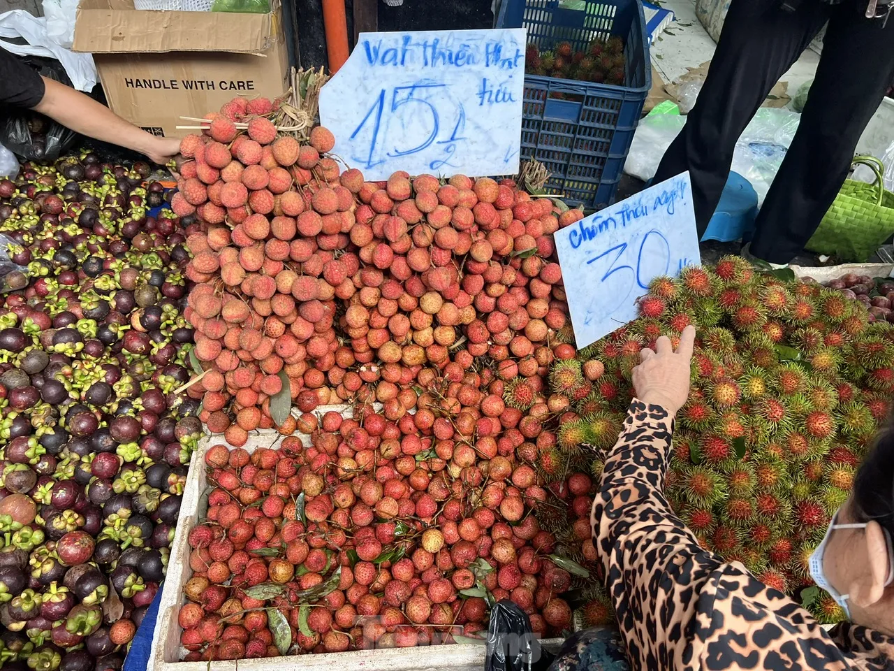 Vải thiều đại hạ giá tại TPHCM - Ảnh 4
