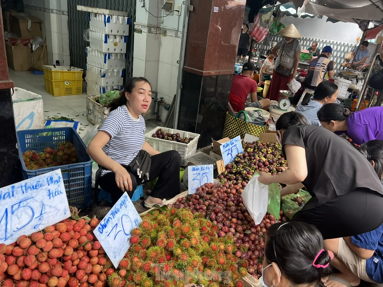 Vải thiều đại hạ giá tại TPHCM - Ảnh 5