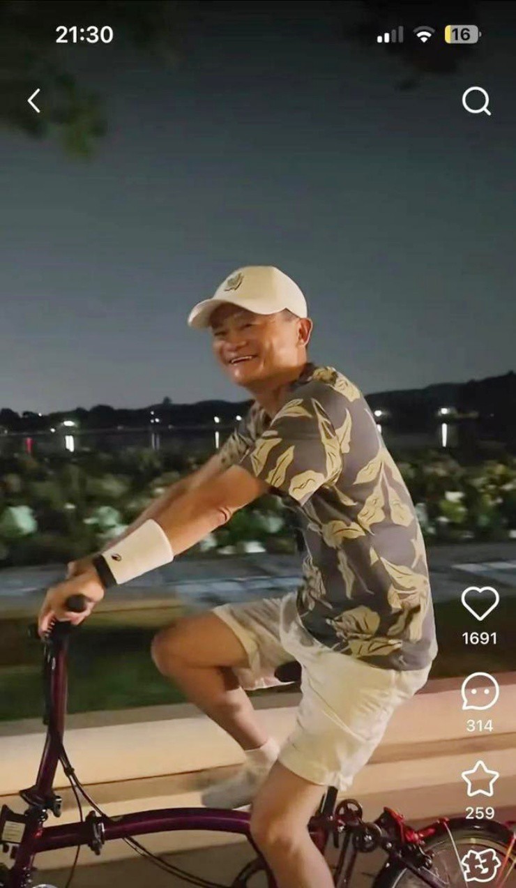 Tỷ phú Jack Ma đạp xe dạo phố đêm, “bóc” giá xe mà choáng - Ảnh 1