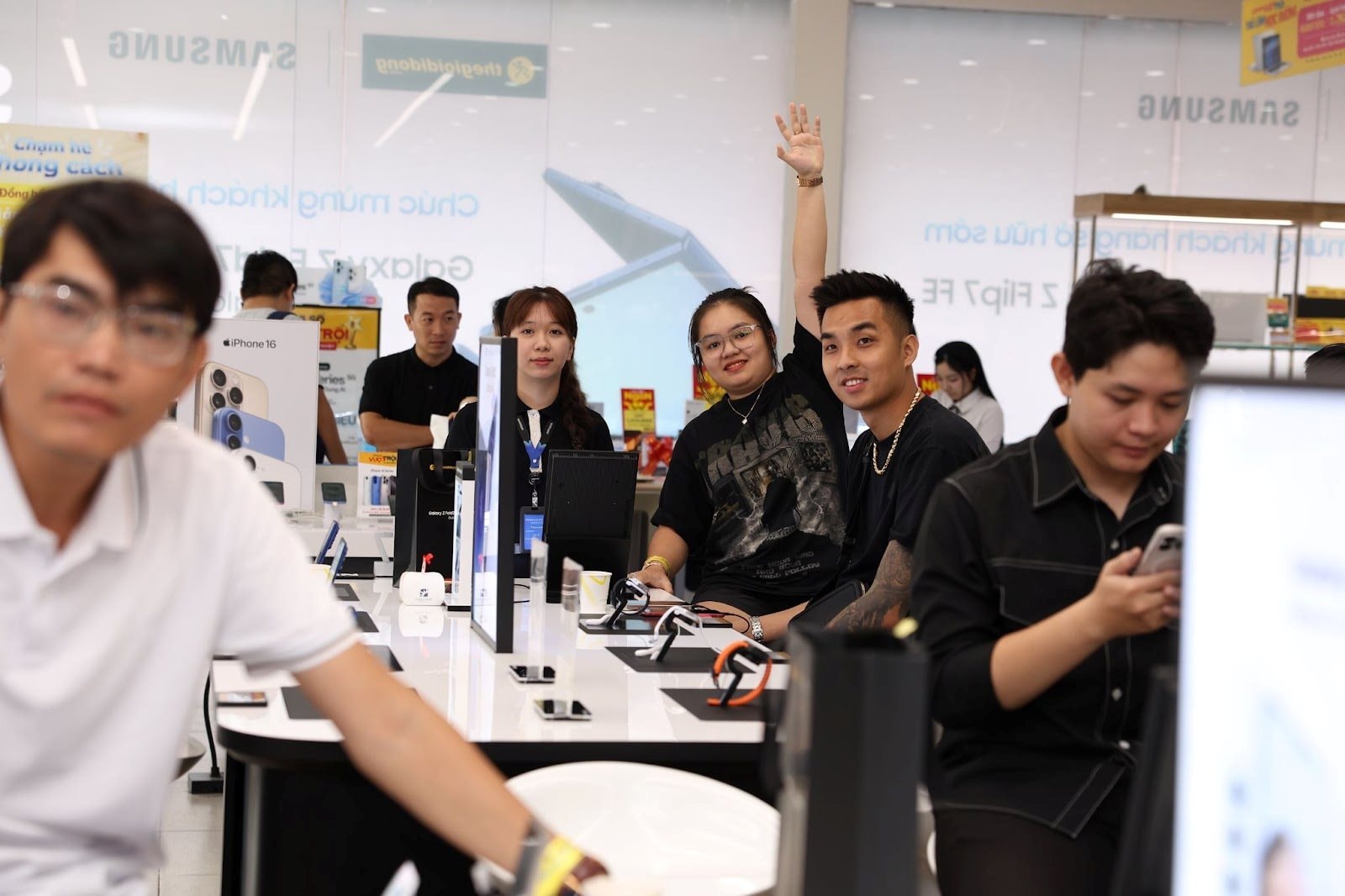 Khách hàng hào hứng nhận sớm Galaxy Z 2025 cùng loạt quà giá trị từ Thế Giới Di Động - Ảnh 1