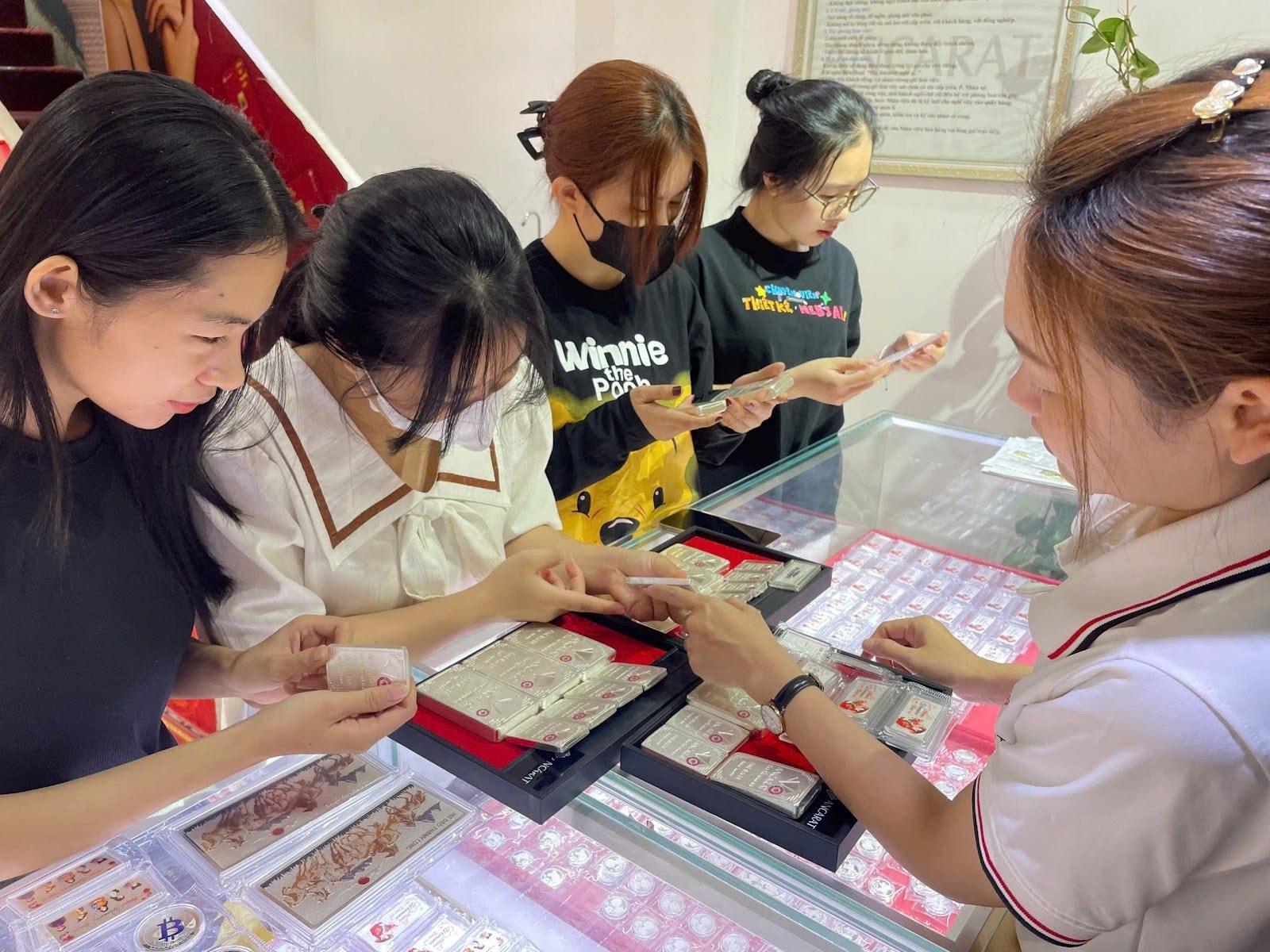 Bạc tăng giá phi mã: Gen Z từ bỏ thói quen mua hàng hiệu xa xỉ, xếp hàng gom bạc hơn 20 ngày mới có - Ảnh 2