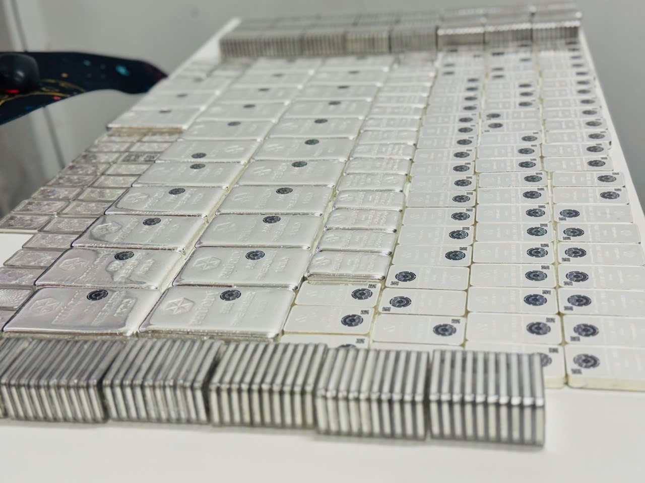 Giá bạc tại Việt Nam lại 'bốc đầu' tăng cao nhất từ trước tới nay, người mua lãi khủng từ đầu năm - Ảnh 1