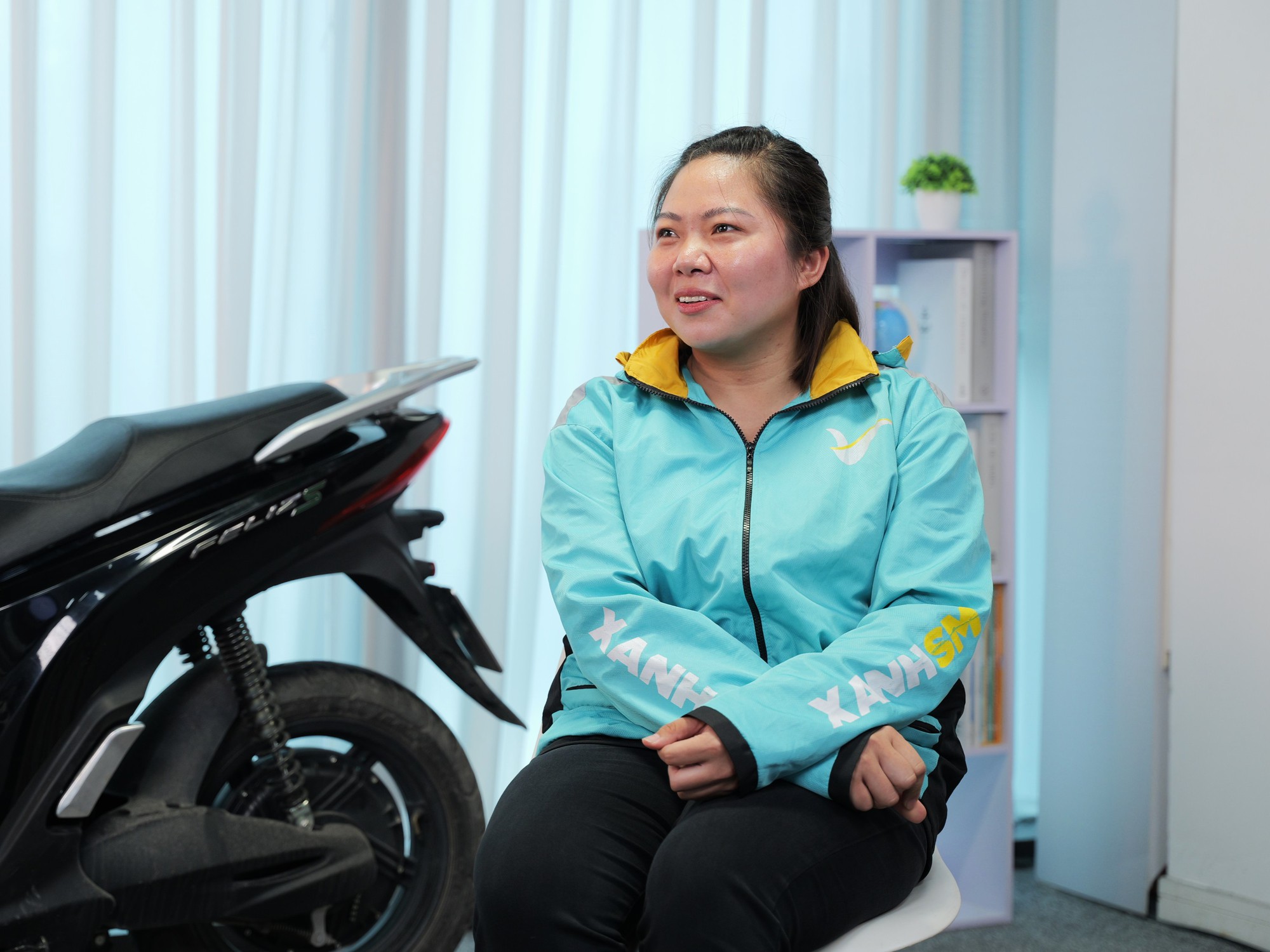 Nữ tài xế Xanh SM Bike: ‘22,5 triệu/tháng, 10 tiếng/ngày, chuyển sang xe điện thấy khỏe hơn vì…’ - Ảnh 2
