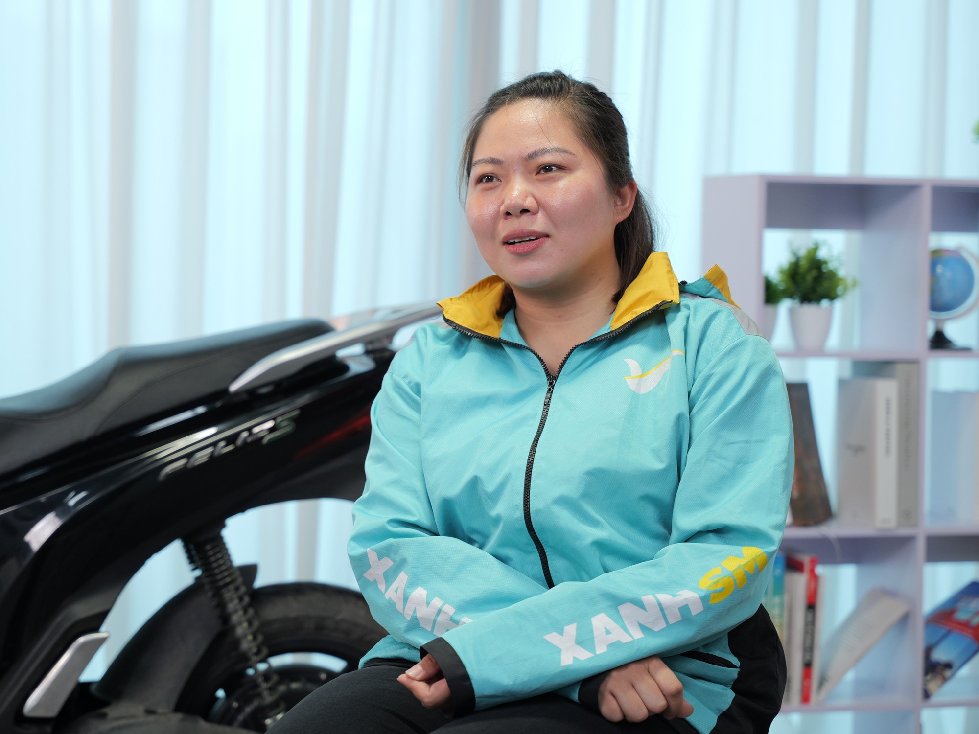 Nữ tài xế Xanh SM Bike: ‘22,5 triệu/tháng, 10 tiếng/ngày, chuyển sang xe điện thấy khỏe hơn vì…’ - Ảnh 5