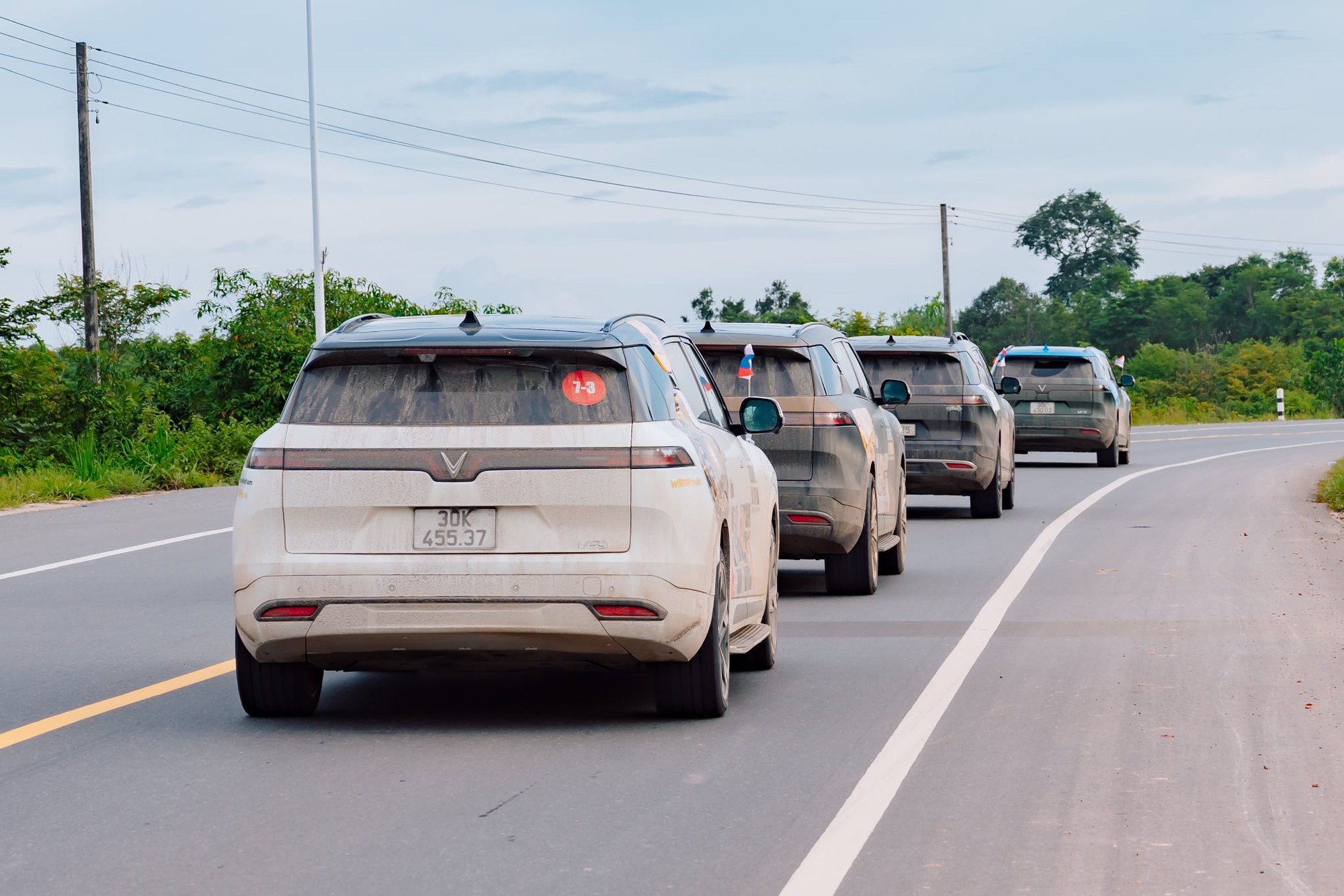 5 chiếc VinFast VF 9 xuyên 5 nước Đông Nam Á: ‘Khởi đầu dù vỡ lốp, vướng thủ tục nhưng không nản lòng’ - Ảnh 6