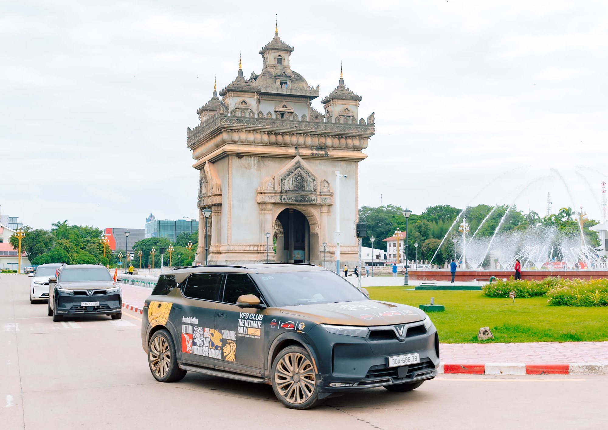 5 chiếc VinFast VF 9 xuyên 5 nước Đông Nam Á: ‘Khởi đầu dù vỡ lốp, vướng thủ tục nhưng không nản lòng’ - Ảnh 8