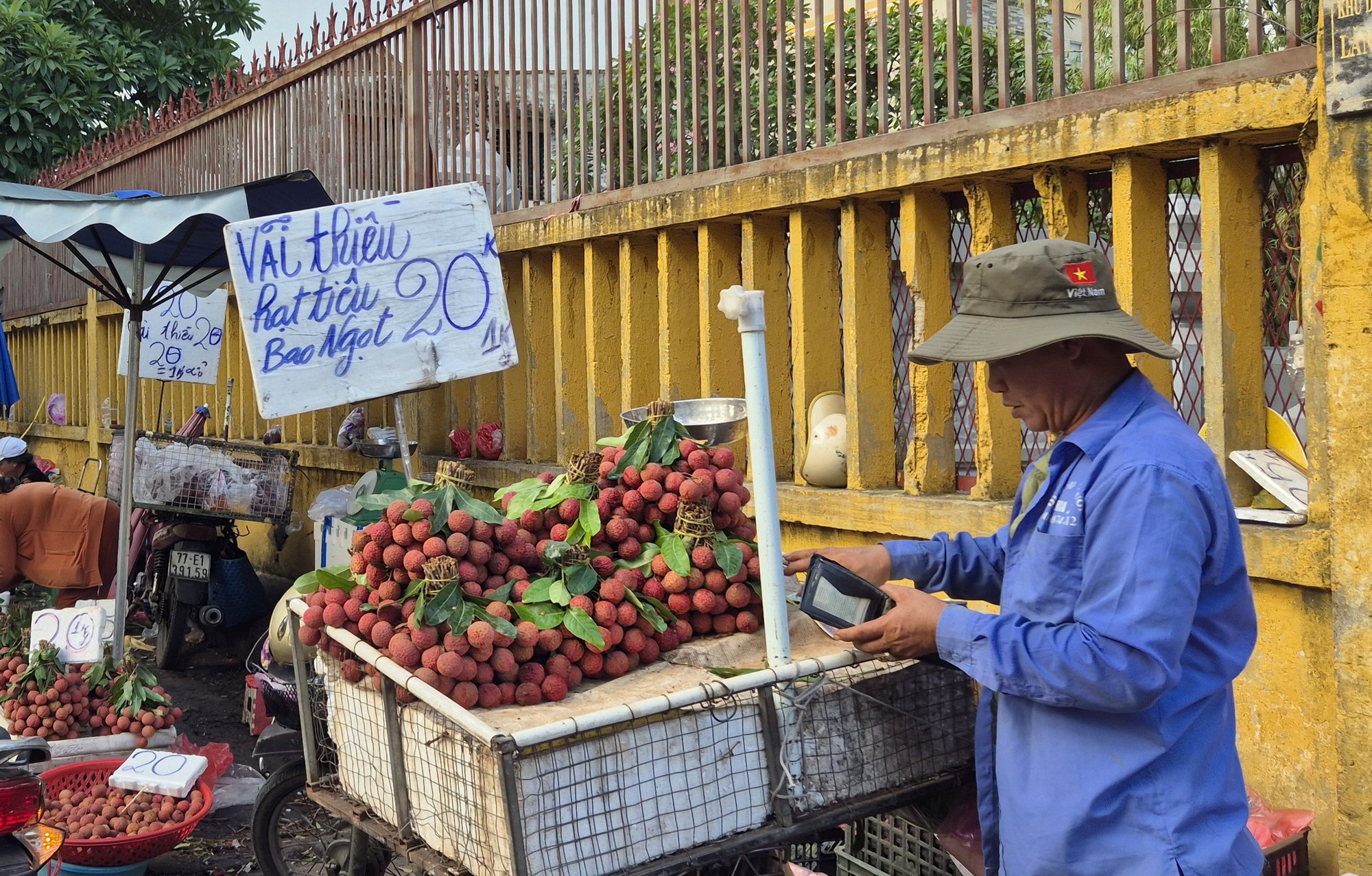 Vải thiều dội chợ rớt giá, đưa lên livestream lại "cháy hàng" - Ảnh 4