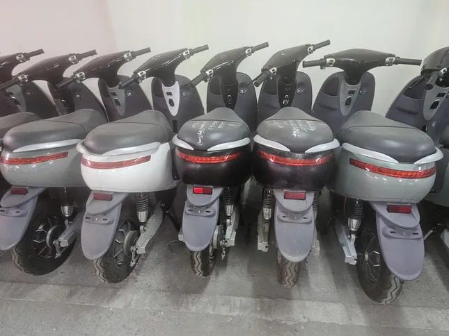 Triệt phá đường dây sản xuất, buôn bán xe máy điện giả - Ảnh 1