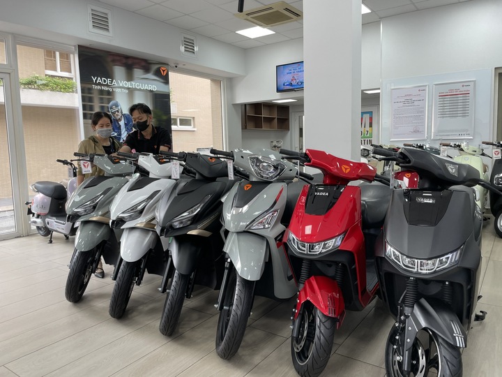 Cửa hàng xe điện ở TP.HCM tấp nập khách giữa thông tin chuyển đổi xe xăng - Ảnh 1