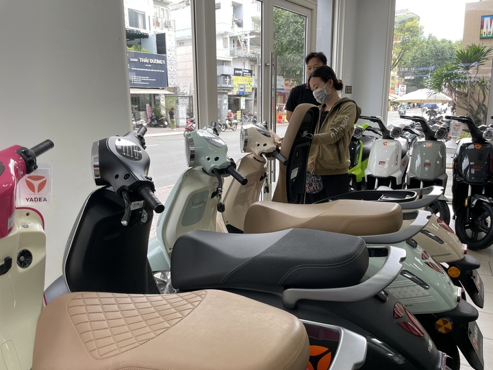 Cửa hàng xe điện ở TP.HCM tấp nập khách giữa thông tin chuyển đổi xe xăng - Ảnh 2