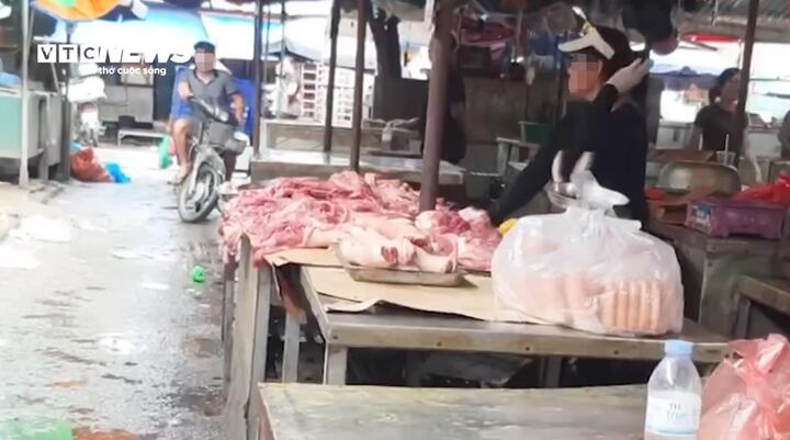 Xúc xích không nhãn bán tràn lan ngoài chợ, bị kiểm tra lại nói 'hàng nhà làm để ăn' - Ảnh 1