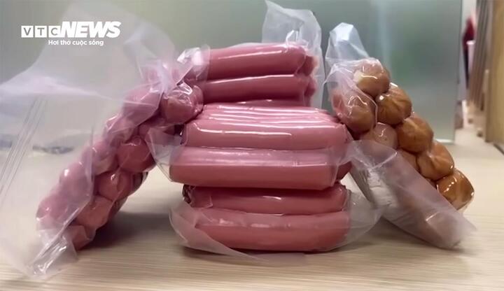 Xúc xích không nhãn bán tràn lan ngoài chợ, bị kiểm tra lại nói 'hàng nhà làm để ăn' - Ảnh 6