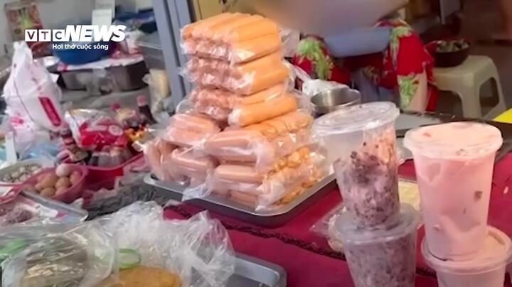 Xúc xích không nhãn bán tràn lan ngoài chợ, bị kiểm tra lại nói 'hàng nhà làm để ăn' - Ảnh 4