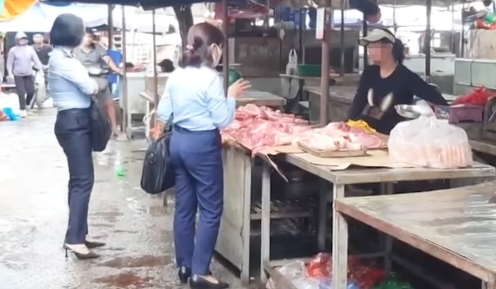 Xúc xích không nhãn bán tràn lan ngoài chợ, bị kiểm tra lại nói 'hàng nhà làm để ăn' - Ảnh 5