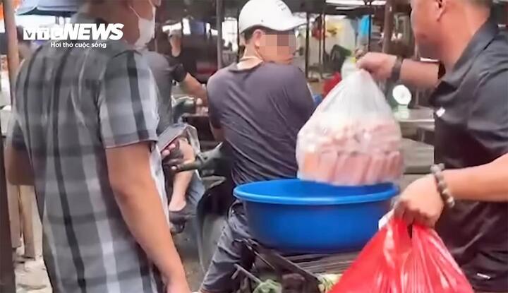 Xúc xích không nhãn bán tràn lan ngoài chợ, bị kiểm tra lại nói 'hàng nhà làm để ăn' - Ảnh 3