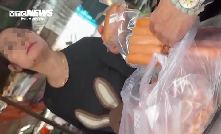 Xúc xích không nhãn bán tràn lan ngoài chợ, bị kiểm tra lại nói 'hàng nhà làm để ăn' - Ảnh 2