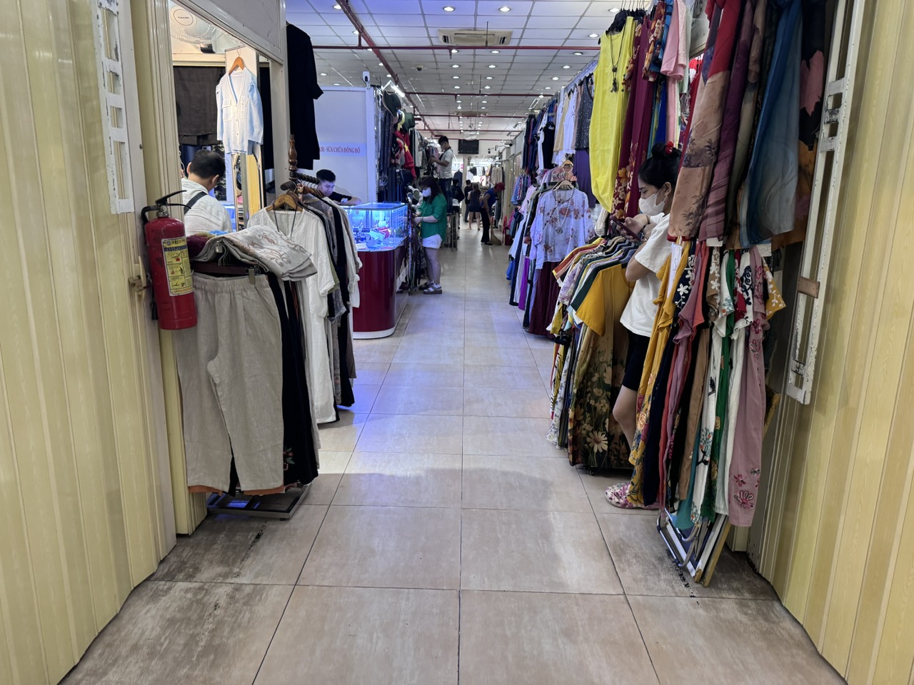 Nhiều tiểu thương ở Saigon Square vẫn tiếp tục đóng cửa sạp, nghỉ bán - Ảnh 2