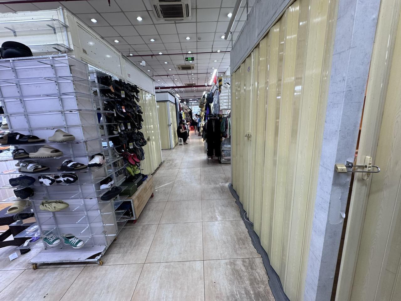 Nhiều tiểu thương ở Saigon Square vẫn tiếp tục đóng cửa sạp, nghỉ bán - Ảnh 1