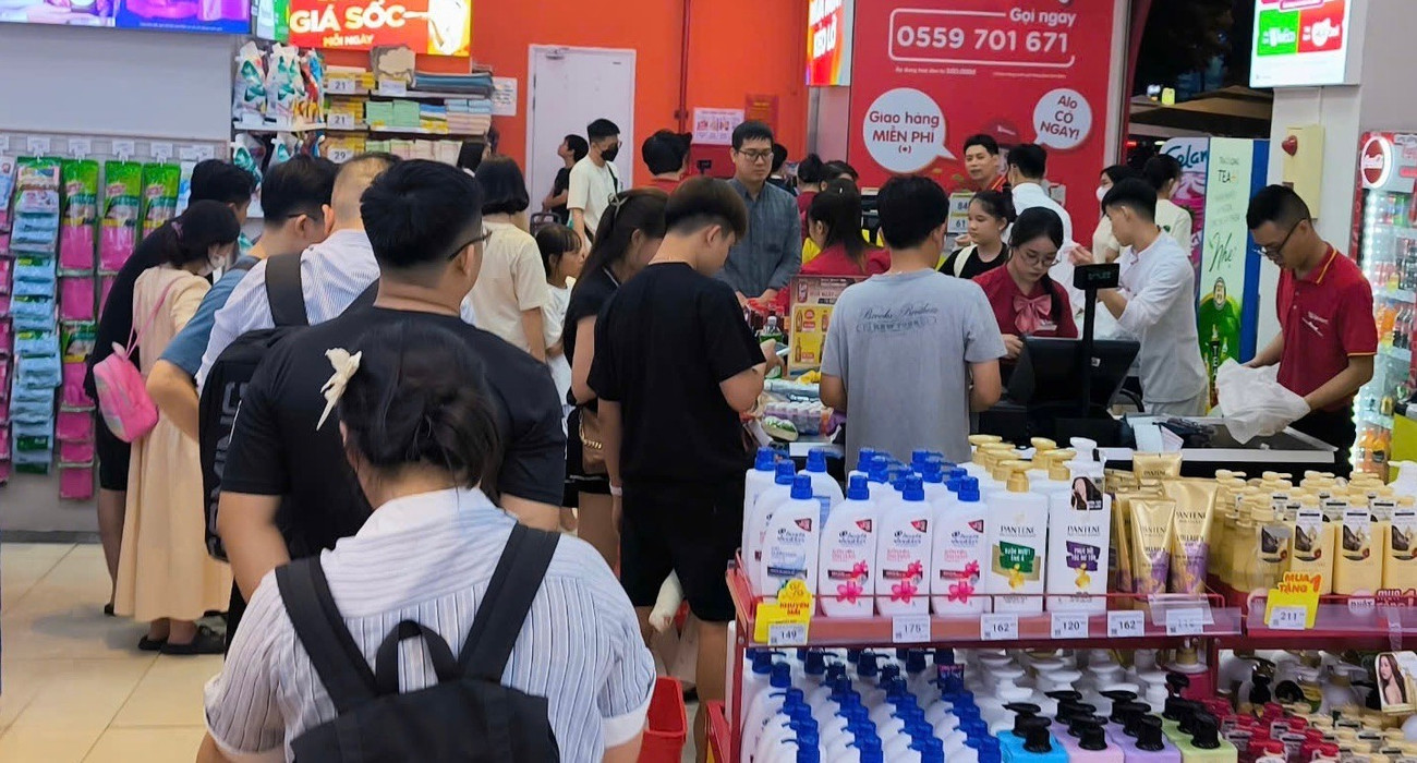 Người Hà Nội tất bật đi chợ, nhiều quầy hàng hết sớm ngày bão - Ảnh 3