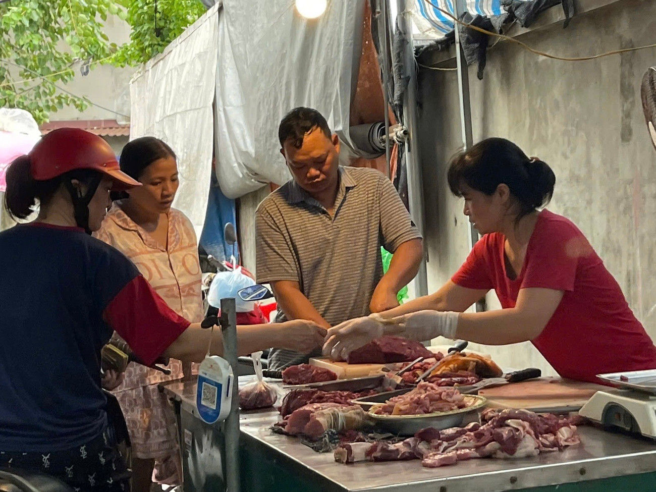 Người Hà Nội tất bật đi chợ, nhiều quầy hàng hết sớm ngày bão - Ảnh 1